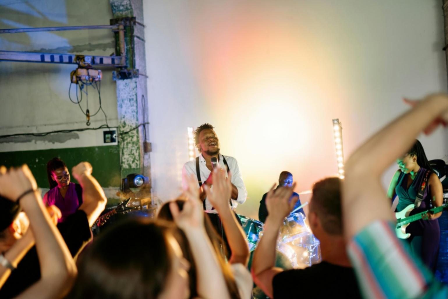 Studio di sound design con mixer professionale e monitor audio