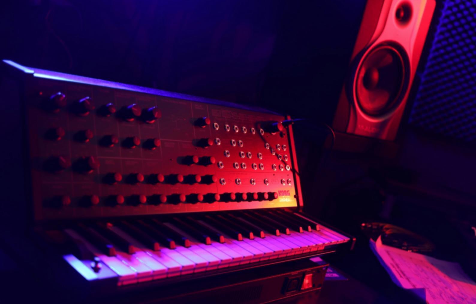 Workstation di sound design con multiple interfacce audio e controller MIDI