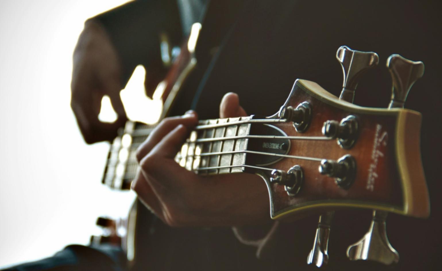 Studio di sound design professionale con attrezzature audio avanzate