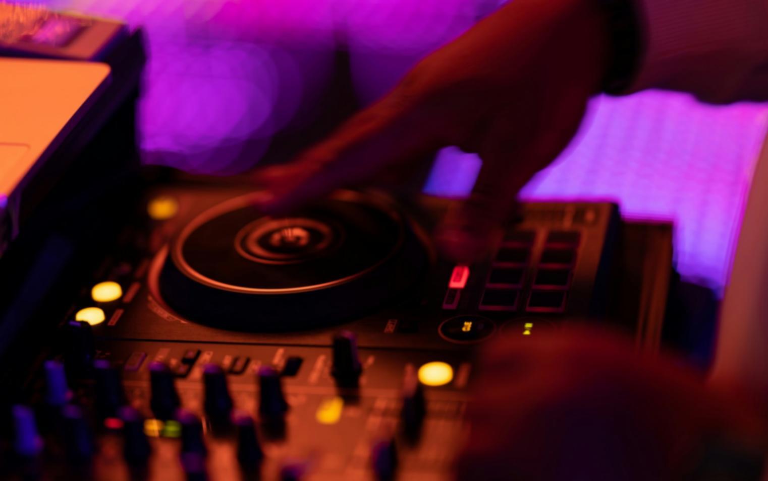 Studio di registrazione con booth isolato e console di mixaggio professionale