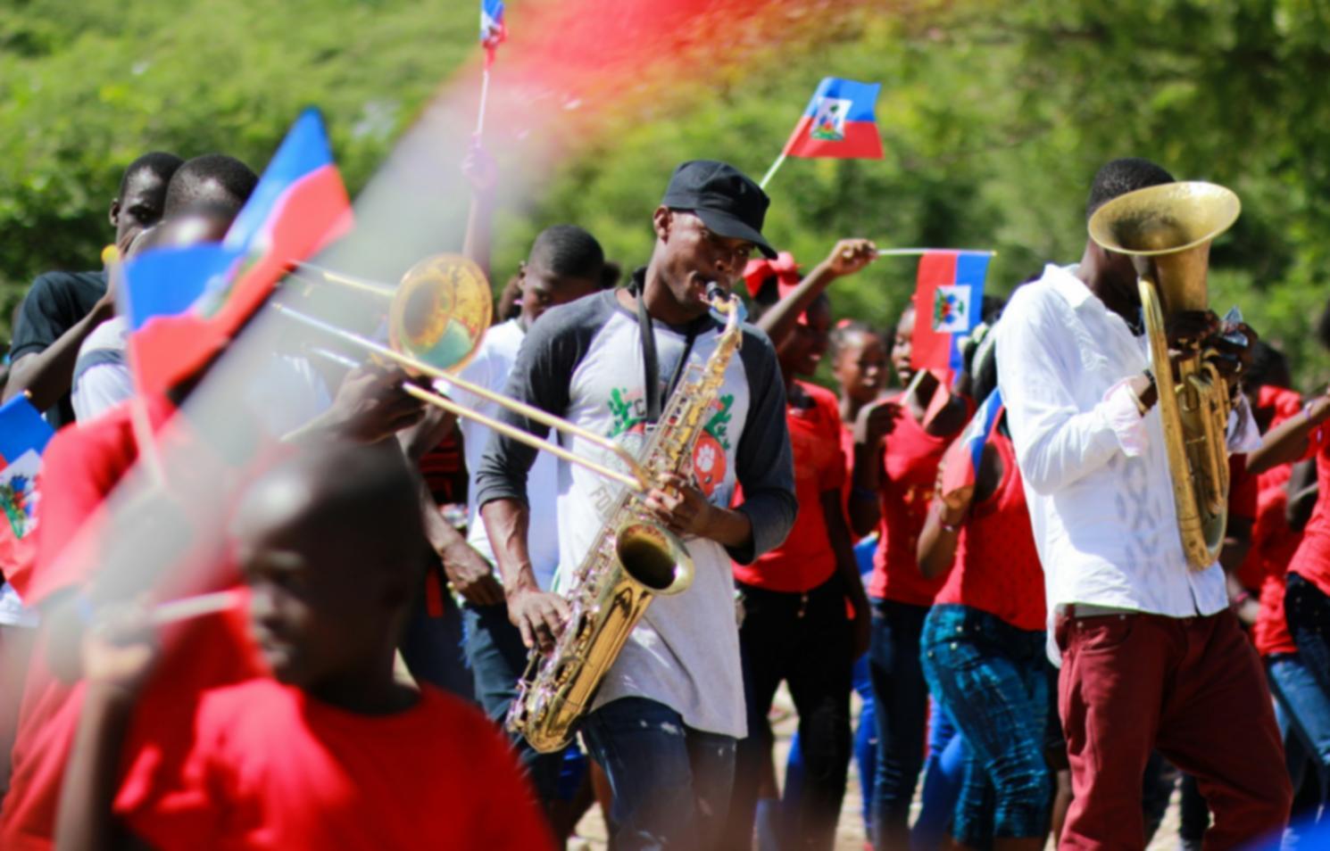 Studio di registrazione professionale con apparecchiature audio di alta qualità