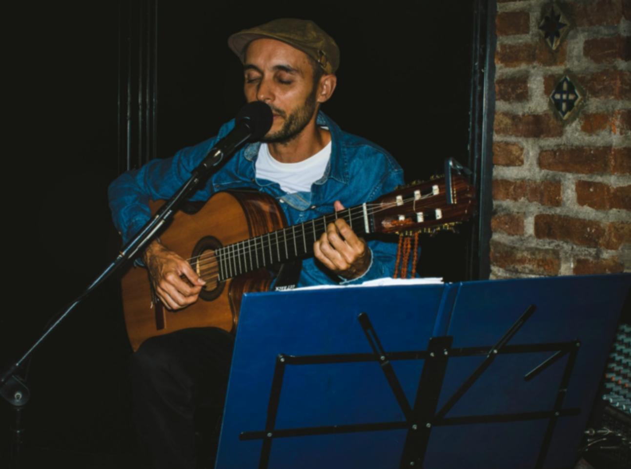 Setup di produzione musicale con computer, controller MIDI e monitor da studio